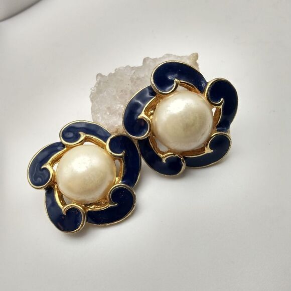 Jewelry - Vintage faux pearl flower clip on earrings‎